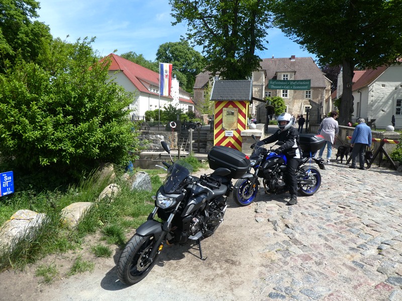 Auch Motorradfahrer sind im Wasserschloss Mellenthin willkommen