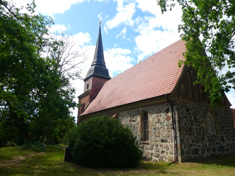 Charmante Dorfkirche in Mellenthin