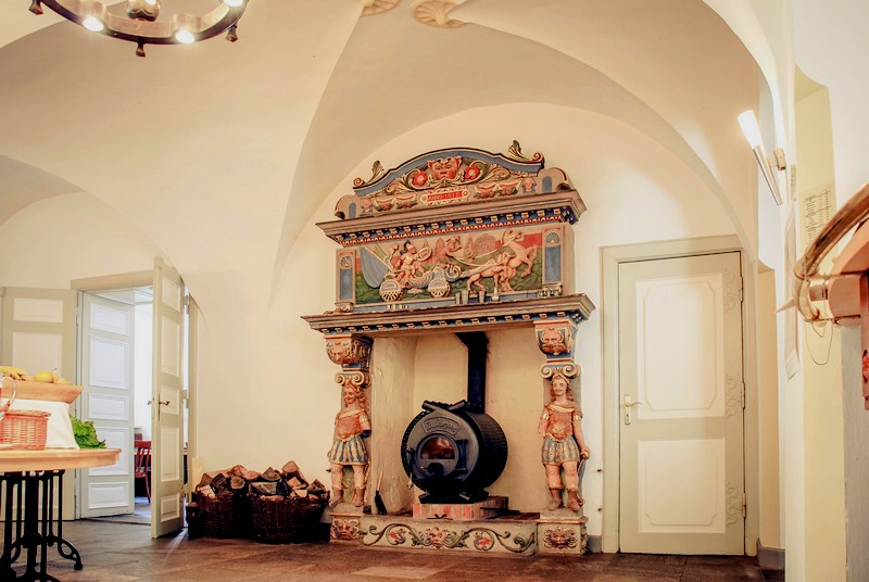 Echte Handwerkskunst und Blickfang – der Kamin im Wasserschloss Mellenthin
