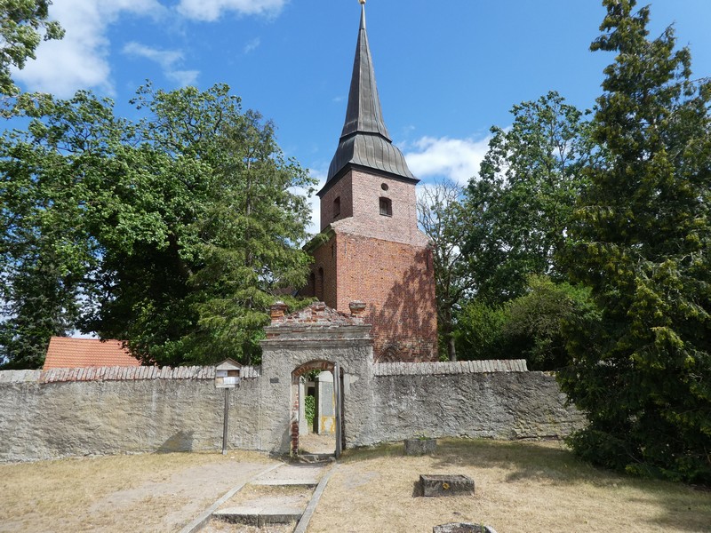 Die Kirche von Mellenthin mit Kirchhof und uralten Bäumen